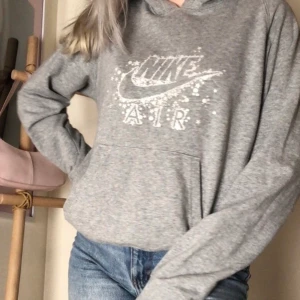 nike grå luvtröja S - i gott skick💘💘  jag har egentligen inte så ofta det! 