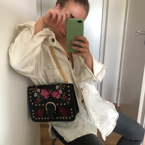 Svart väska med detaljer  - Väska från stradivarius. Använd två gånger. Pris är inklusive frakt!