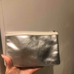  - Jätte fin necessär från rituals som inte är använd nånting💖smidig och enkel att ha me i väskan, frakt tillkommer❣️