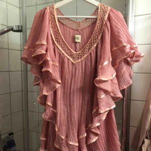  - Super fin pastellfärgad volang klänning. Som är i onesize. Har använt den Max 5gånger