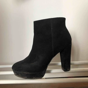  - Lite slitna på något ställe men annars bra skick. Rengörs såklart vid försäljning. 