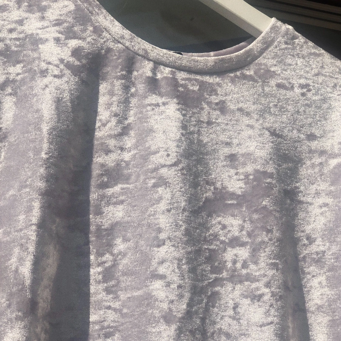 Grå t-shirt i ”sammet” - 90