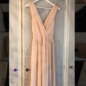 Bal / långklänning från bubbleroom  - Rosa / nude långklänning som går en bit över fötterna på mig som är runt 165. Fint skick, + frakt 89kr - bubbleroom