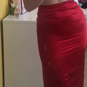 Satin kjol - Säljer min supersnygga satinkjol från H&M. Säljer då den är lite tajtare än vad jag ville ha den. Har bara använts några få gånger så den är i jättebra skick! Den är i storlek 34 och räcker ungefär till knäna. Kan mötas upp i Uppsala eller frakta:)
