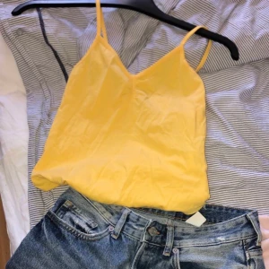 Body  - En fräsch gul body 🤩 Den är använd max 2 gånger och därför säljer jag den 😊 Köpt för 170kr 🥰