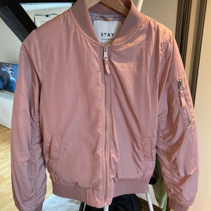 Bomberjacka från Carlings märket STAY  - Knappt använd. Nypris 599 kr 