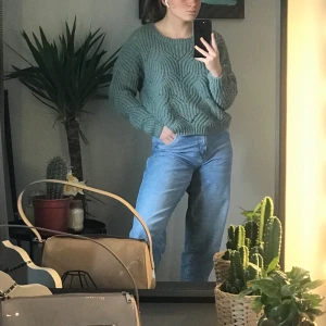 Stickad - Fin, grön och nästan oanvänd stickad tröja i ett skönt material!!