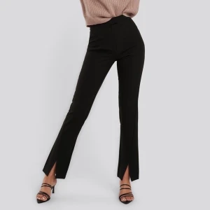 Front slit suit pant NAKD - Ett par svarta kostymbyxor från NAKD med en slit där fram. Säljer pga av för stor storlek för mig, 36. Knappt använda, endast tre gånger, väldigt bra skick. Nypris 399kr. Högst bud vinner. Köparen står för frakten.💖