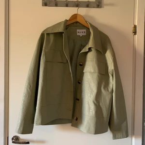 Grön vårjacka - Superfin jacka som passar perfekt nu när det börjar bli varmare! Knappt använd och i jättebra skick, säljer pga inte min stil. Köpt för 799kr men säljer för halva priset, kan även tänka mig att gå ner i pris.💕