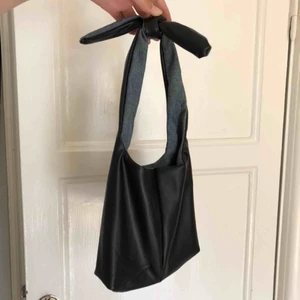  - INTRESSEKOLL 💞 skulle någon vara intresserad av denna coola väska i konstskinn och jeans?