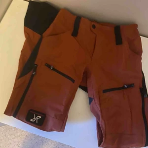  - Säljer nu mina revolution race byxor, knappt använda då dom inte passar längre! Nypris 1000kr