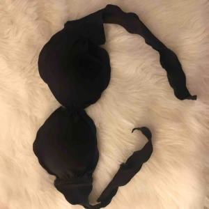  - Bikinitopp från Nelly, endast använd 1 gång! Man knyter själv i ryggen och därför passar den väldigt många☺️ köparen står för frakten!
