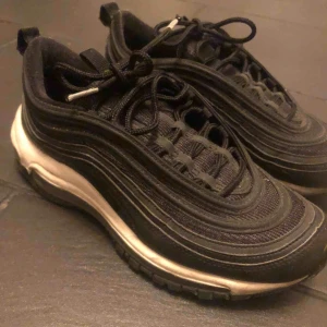  - Nike air Max 97, dom är använda ett par gånger men är i mycket bra skick!! 