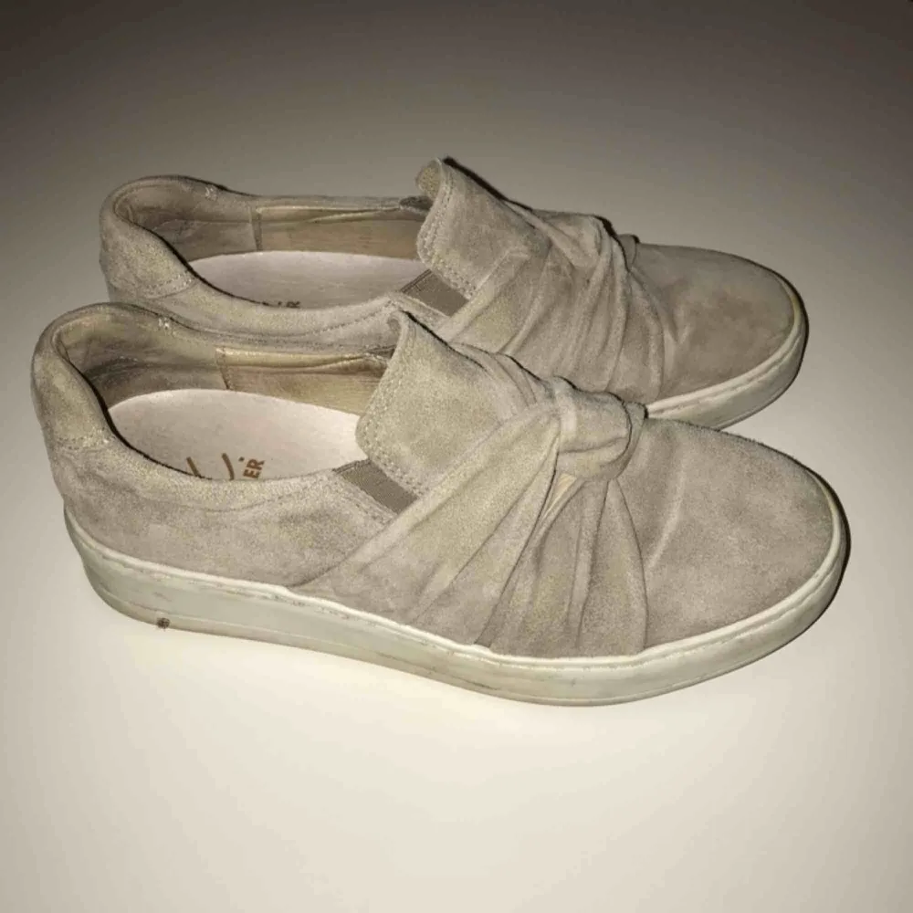 Snygga skor i mocka från K.Cobler, endast använda ett fåtal gånger. Frakt tillkommer, kan även mötas upp i Stockholm. . Skor.
