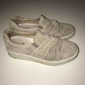  - Snygga skor i mocka från K.Cobler, endast använda ett fåtal gånger. Frakt tillkommer, kan även mötas upp i Stockholm. 