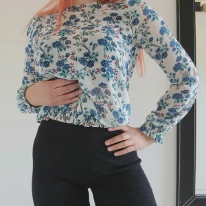 Blommig blus - Jätte söt tröja, den e dock förliten. Stl UK 16, tror de e S eller XS