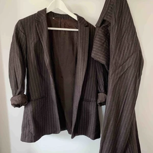 Vintage tiger kostym - Tiger of Sweden vintage kavaj och byxor  Byxorna är lite sönder men det är lätt att fixa 