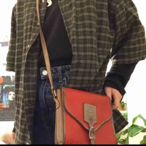  - Fin men sliten väska från secondhand! Går säkert att limma! Möts upp eller så står köparen för fraktkostnad :) (66kr) 