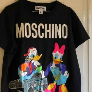  - Helt ny, aldrig använd Moschino x HM tisha. 💘