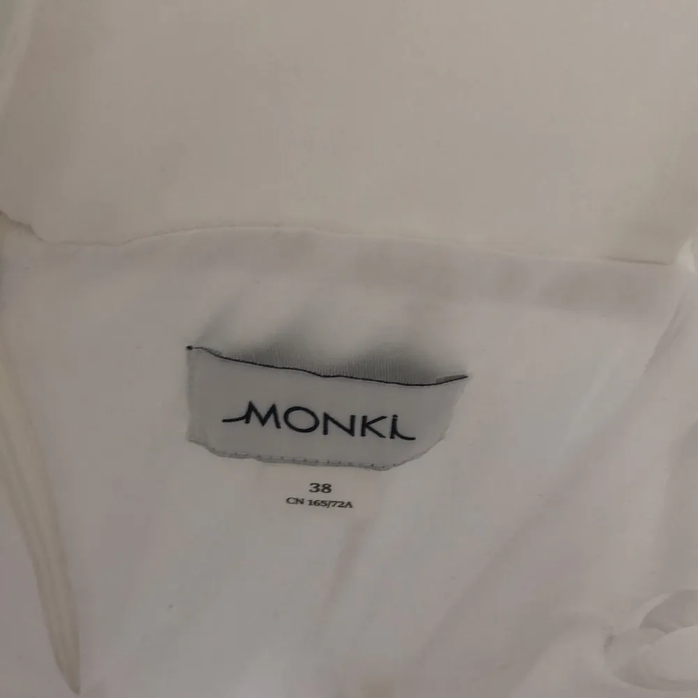 En superfin vit byxdress från Monki, tyvärr för stor för mig. Frakten är ungefär 40-60 kr, har inte vägt plagget än. Klänningar.