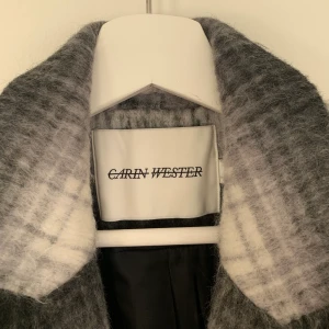 Kappa! Mycket nedsänkt pris. - Kappa från Carin Wester som är både varm och snygg! Nypris är 1300kr så detta är ett riktigt kap! Är dessutom slutsåld i butik. Köpare står för frakt.