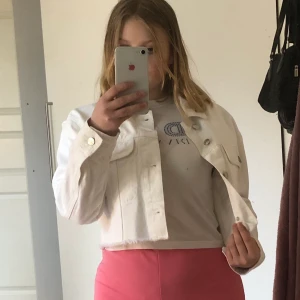 Jeansjacka - Helt ny jeansjacka från NA-KD, prislappen sitter kvar, vit, storlek 36, säljs pga fel storlek. Fri frakt