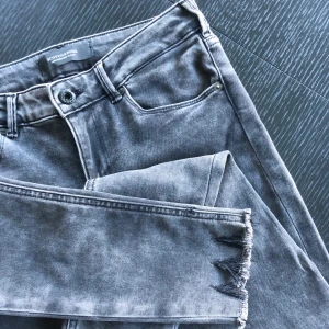 Scotch & Soda jeans  - Jag säljer nu mina jeans från Scotch & soda då dem blivit för små för mig. De är gråa med lite slitningar och fransar längst ner (se bild 1). Dem sitter väldigt bra runt ben och rumpa samt framhäver benen på ett fint sätt. Ord.pris ca 1200kr