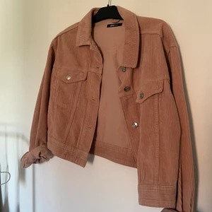 Cropped Rosa jeansjacka strl M - Väldigt snygg, jag tycker speciellt när man viker upp ärmarna som på bilderna. Den köptes förra året på Gina tricot :) 