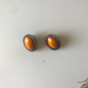 Orange örhängen - Coola orange örhängen med vintagekänsla