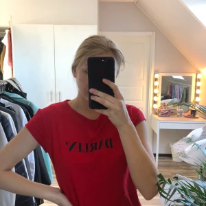 Na-kd t-shirt - En tröja från Na-kd som jag aldrig använt. ”Darlin’” i storlek xs men passar också S. Köpte står för frakt💗💓💝💖💞