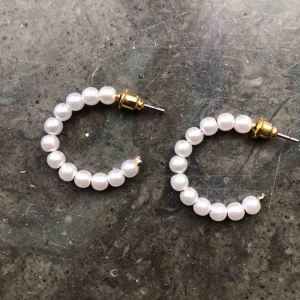  - Så fina loops med vita pärlor! 🦪 