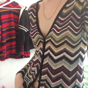 Stickad tröja - Sån otroligt söt tröja jätte synd att den aldrig kommer till använding :/ typ inte använd och har inga hål!