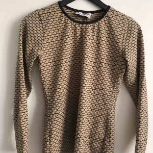  - speciell och ursnygg tröja från trendavdelningen på sthlms stadsmission på nytorget! Används för sällan men är ju SKITSNYGG! 