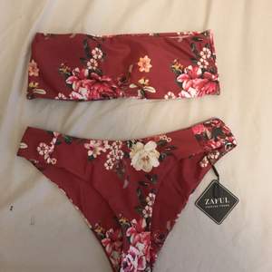 Röd bikini från zaful, oanvänd endast provad ca 4 gånger. Kan postas eller mötas upp i sthlm! Skriv om det finns några frågor eller så. Har haft den ett tag nu så vill gärna bli av med den så priset kan diskuteras vid snabb affär!