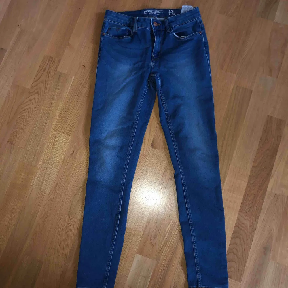 Blåa stretchiga jeans från VERO MODA. Jeans & Byxor.