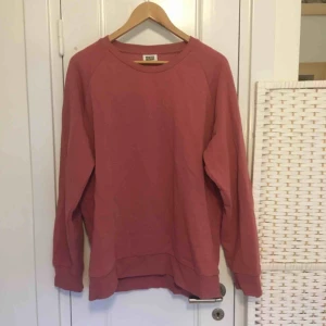  - Såå fin peach färjad tröja från weekday. 