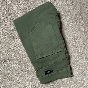 Jeans dr denim - Ett par helt oanvända dr denim byxor. Köpta för 400. Köparen står för frakt. Pris kan diskuteras. Nytt skick. Modell lexy 335 