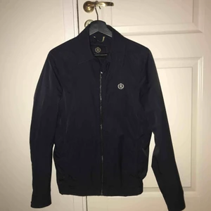  - OBS HERR JACKA!  Super snygg mörkblå jacka från Henry Lloyd i bra skick!  (Det går att erbjuda lägre priser än 400)  Nypris: 2000 kr