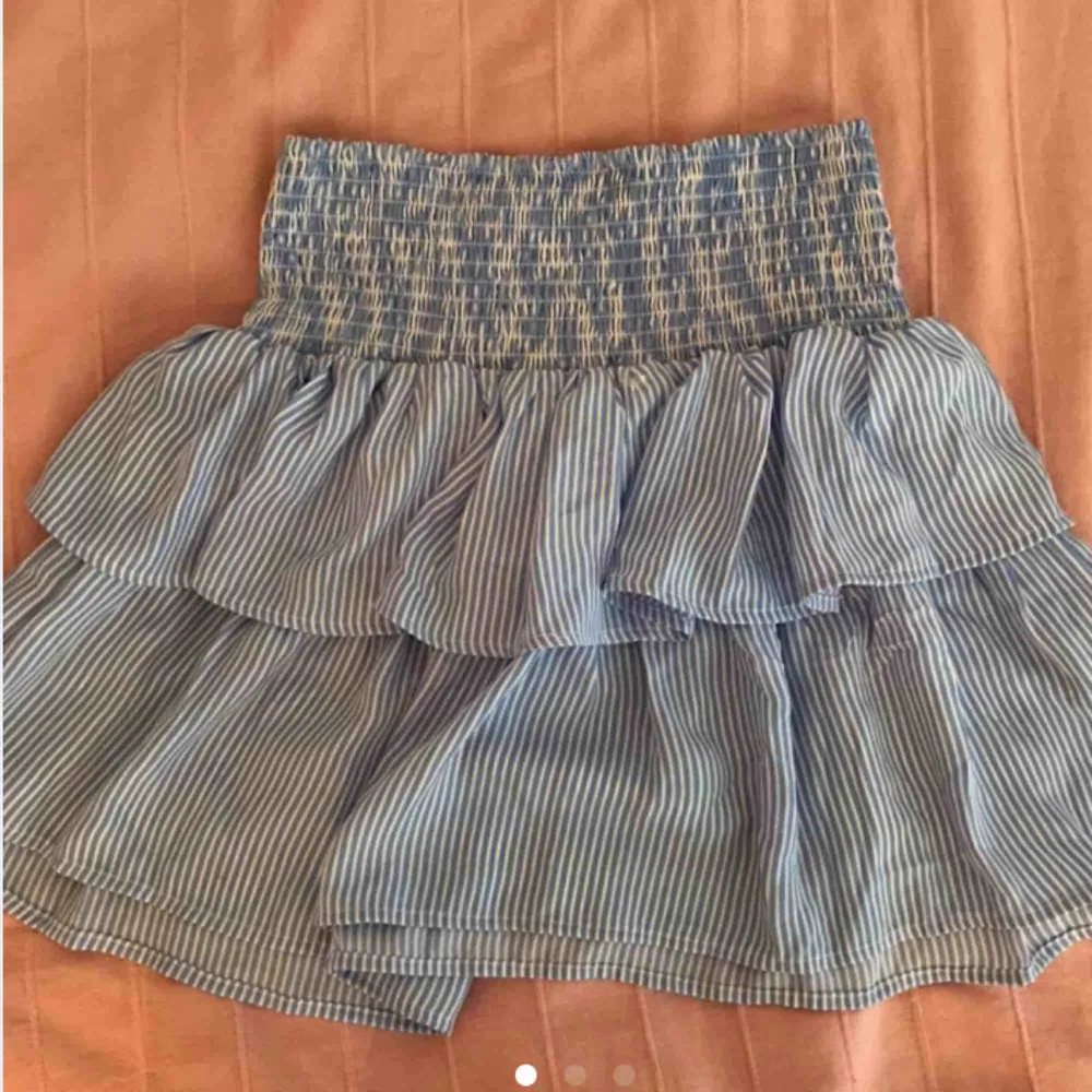 En jätte fin och somrig kjol från Cubus. Säljer den då den är för kort på mig. Skulle passa en person som är ca 160-165 i längden, annars är midjan väldigt stretchig. 💕. Kjolar.