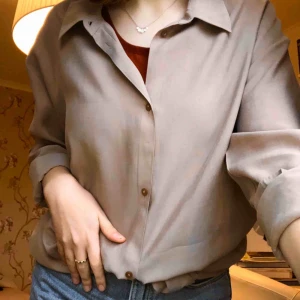  - Superfin skjorta från weekday.  Lång modell som går att styla på många sätt! Ljusbrun färg. Storlek M. Säljer den för att jag äger alldeles för många skjortor och hoppas att den får komma till användning hos någon annan! :)