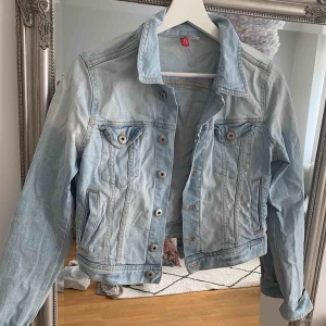  - Jeansjacka från H&M. ”Tight” modell alltså inte oversized.  Passar 38 och även 36. Fint skick!