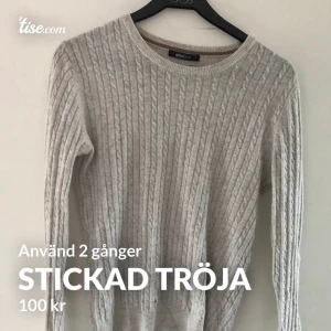 Stickad tröja - 👉Tryck på chatta och skriv att du vill köpa. Inget budkrig utan först till kvarn. Betalning sker via Swish.    📦Skickas mot spårbar frakt! Fraktkostnad får du reda på när du vill köpa. #set 