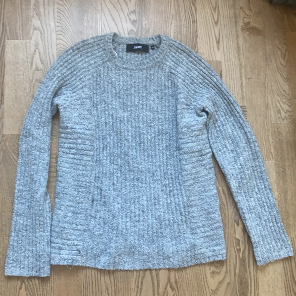 En stickad grå tröja från Objekt, köpt för 400 säljer för 150. Stickat.