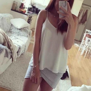  - Fint linne med detalj uppe i ryggen. Fint skick! Storlek 8 vilket motsvarar 36.