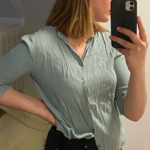 Superfin blus!! - Finaste blusen från NoaNoa som man kan ha på båda håll, som du kan se på bilderna! Dma för fler frågor och bilder! Köpare står för frakt, men jag kan också mötas upp i Malmö! Kolla gärna in mina andra annonser också! 🤩