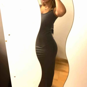  - Tight långklänning från Vero Moda i färgen grå! 😍