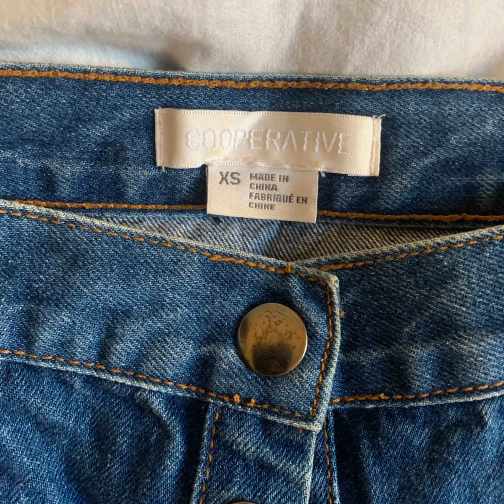 En gullig jeanskjol köpt på Urban outfitters 😍  Möts upp i Malmö eller skickar mot att köparen betalar frakt❣️. Kjolar.