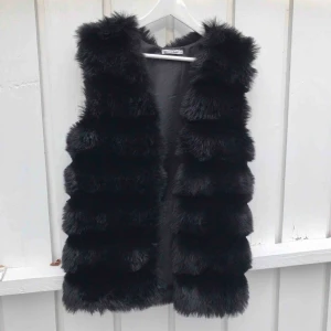  - (Skriv om ni vill ha fler bilder) Pälsväst från Tessie. Väldigt bra skick! Frakt tillkommer. 