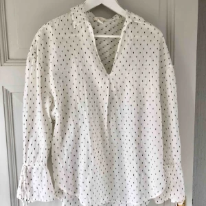  - Superfin oversized skjorta/blus med fin krage & knytning i ärmarna! Den är i storlek XS med passar en S/M också beroende på hur oversized man vill ha den!🤍🤍 köparen står för frakt!