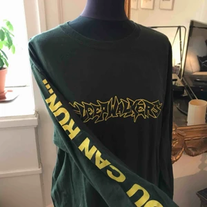  - Långärmad oversized tröja från urban outfitters i storlek M. Grön med tryck på framsida och baksida samt ärmar :) Kan t.ex croppas om man föredrar en kortare tröja, hade också varit supersnyggt! Superfint skick! 